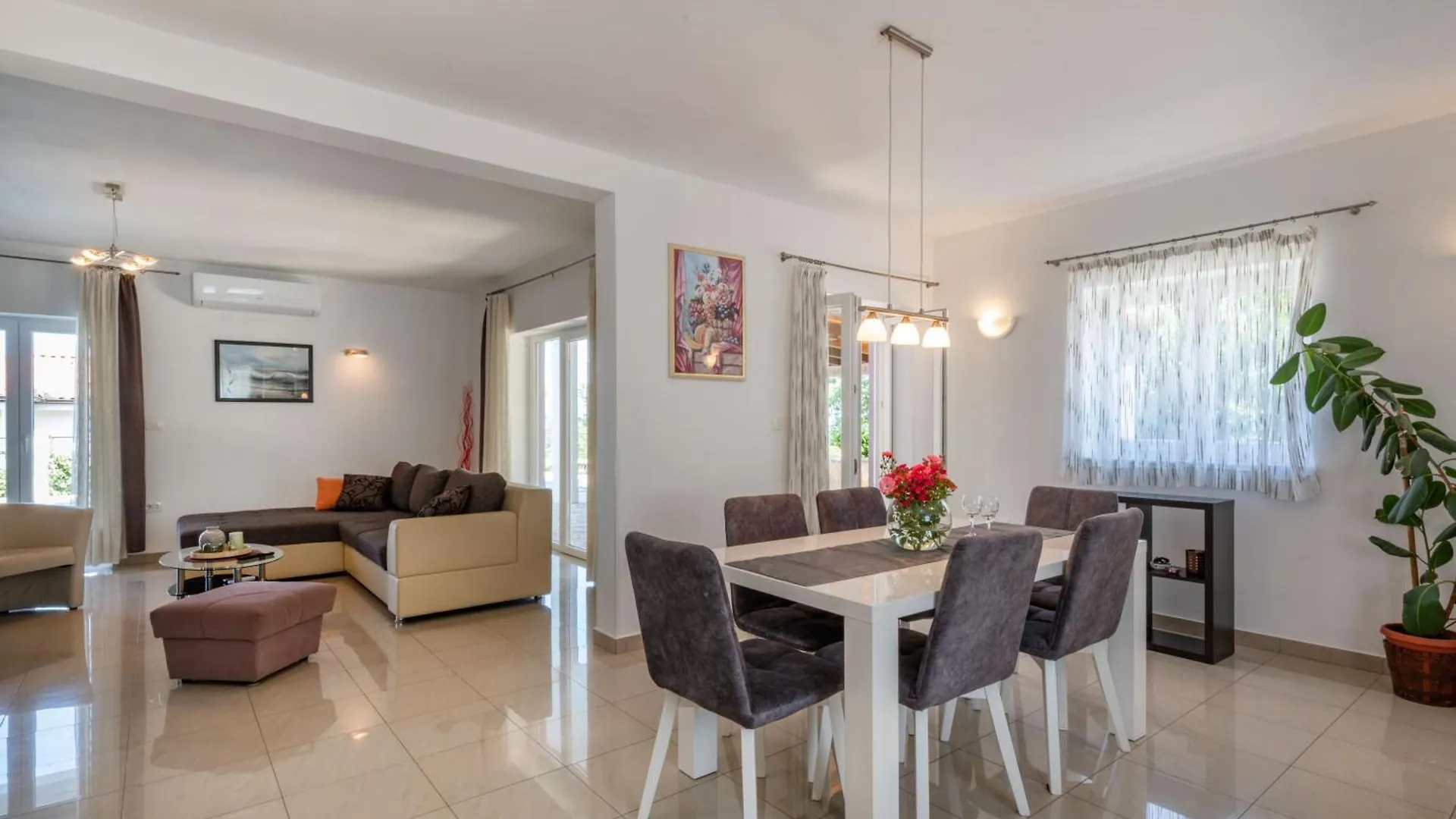 Semesterbostad Villa Sandra, A Beautiful Villa With Sea View And A Pool Drenje