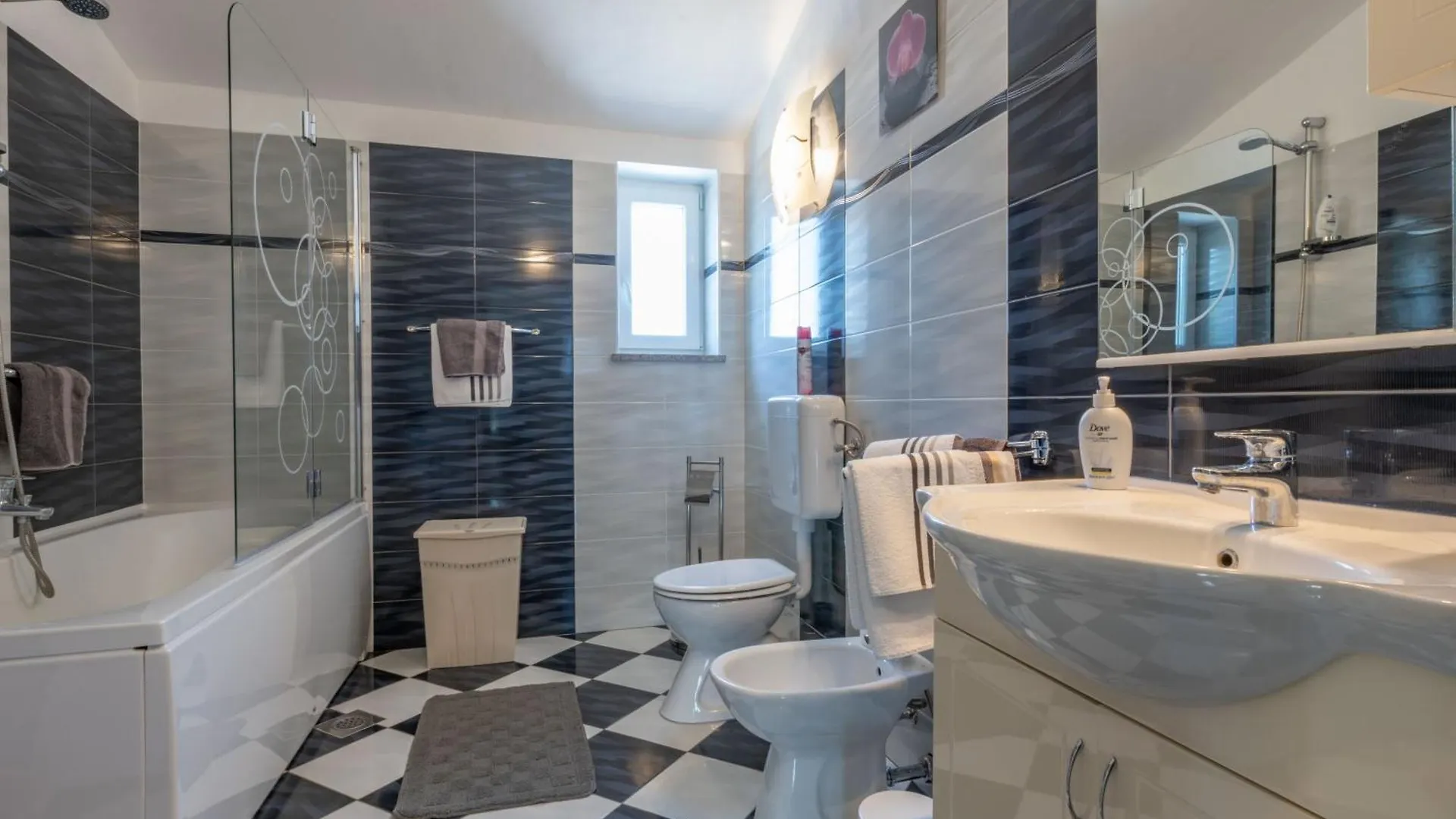Dom wakacyjny Villa Sandra, A Beautiful Villa With Sea View And A Pool Drenje