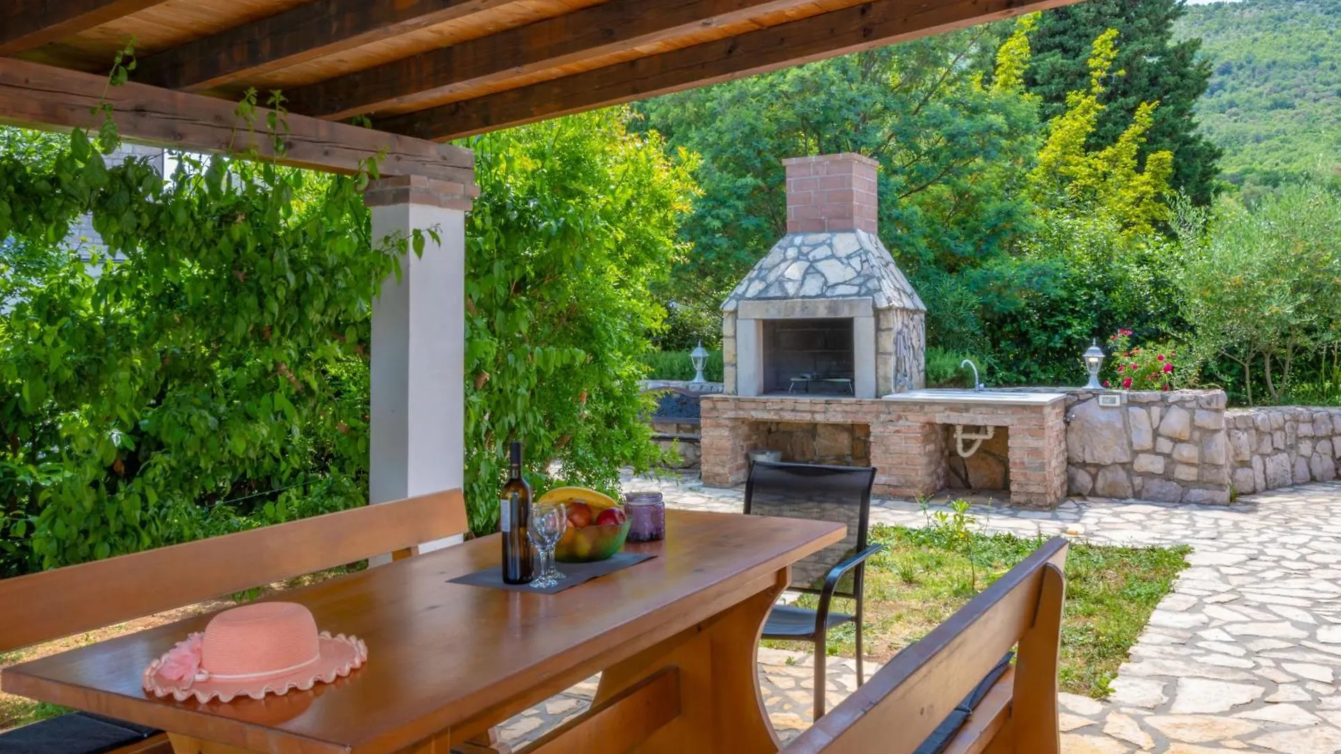 Dom wakacyjny Villa Sandra, A Beautiful Villa With Sea View And A Pool Drenje